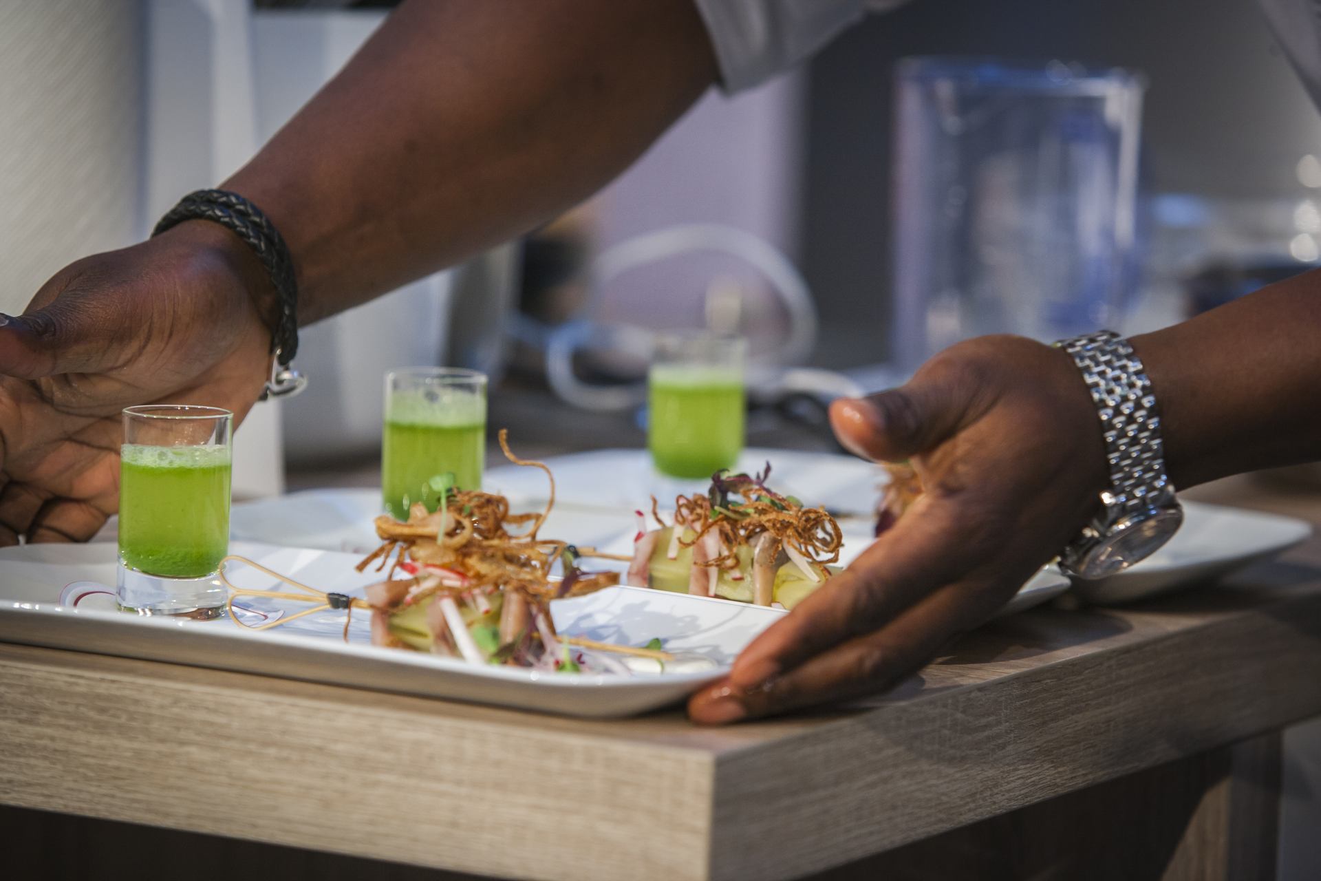 Anrichten und Dekorien von Speisen Anrichten und Dekorien von Speisen